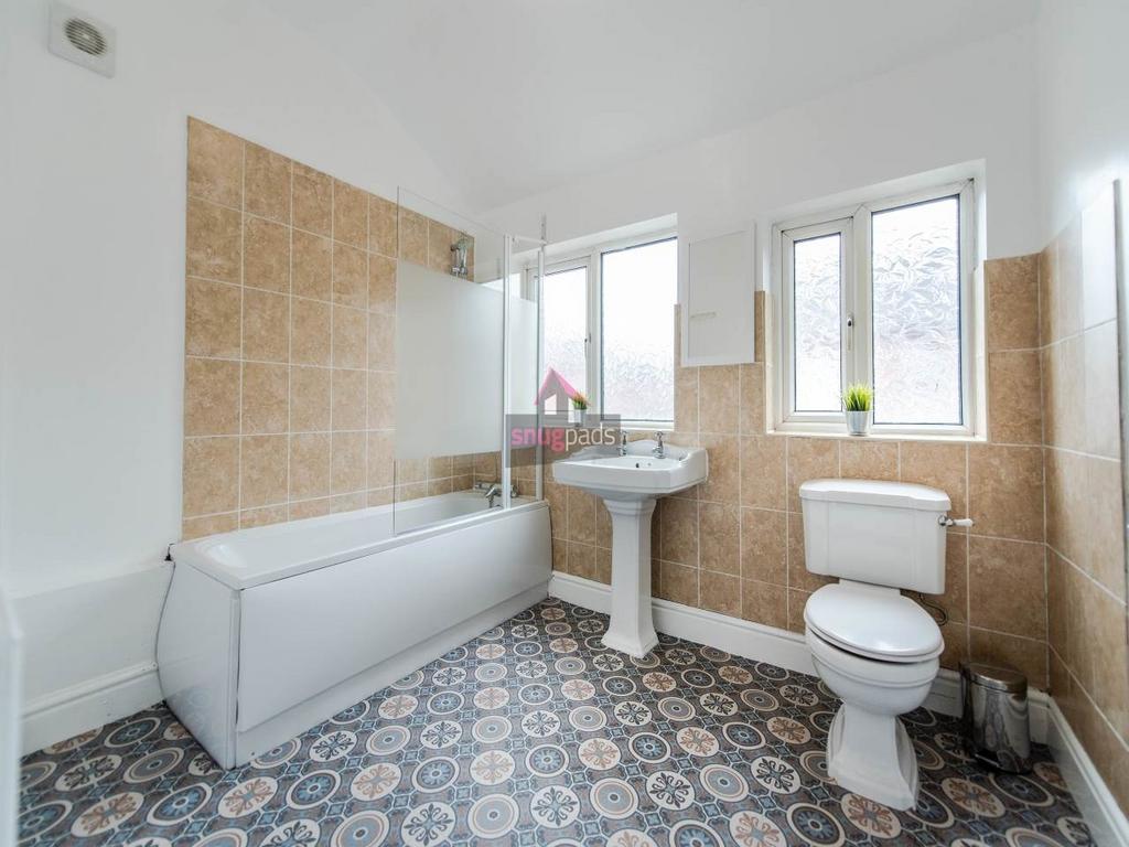 Bright, well-maintained bathroom with a full ba...