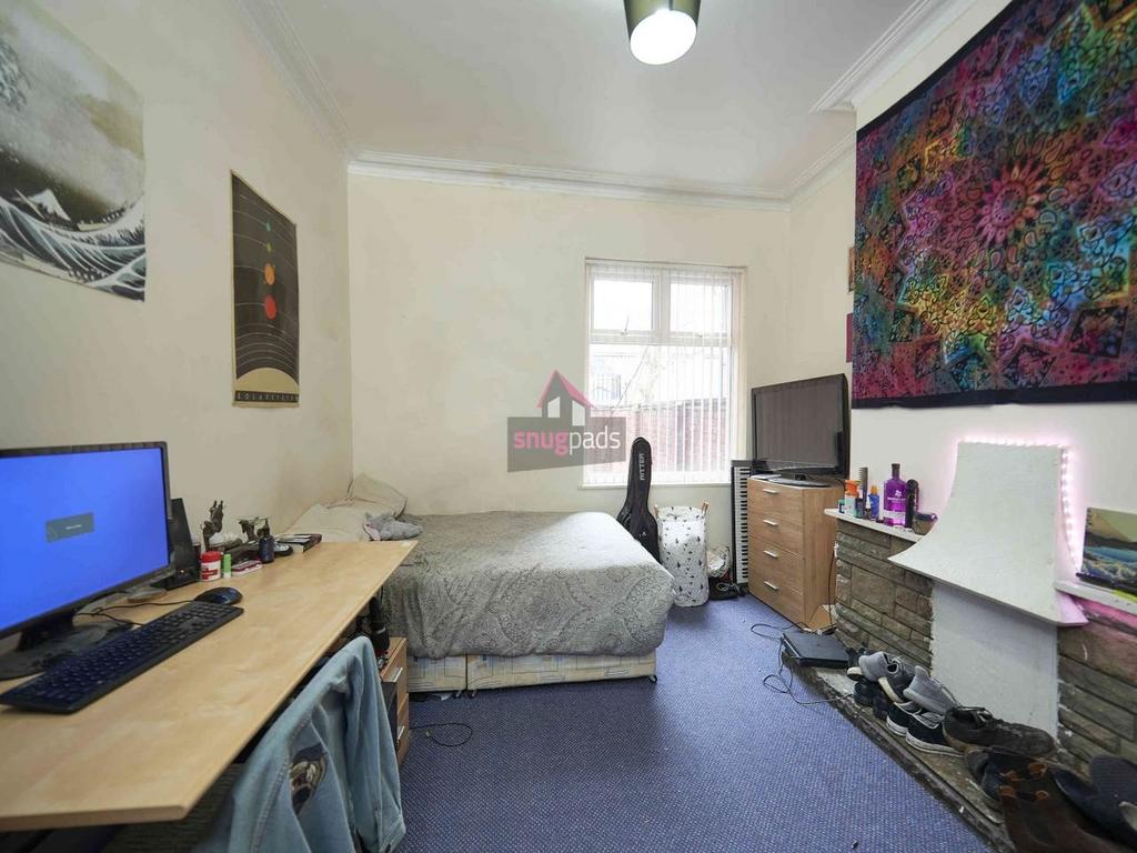 Bright, well-equipped bedroom with a double bed...