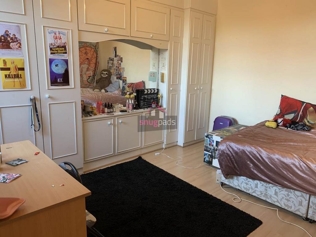 Bright, well-kept double bedroom with built-in ...