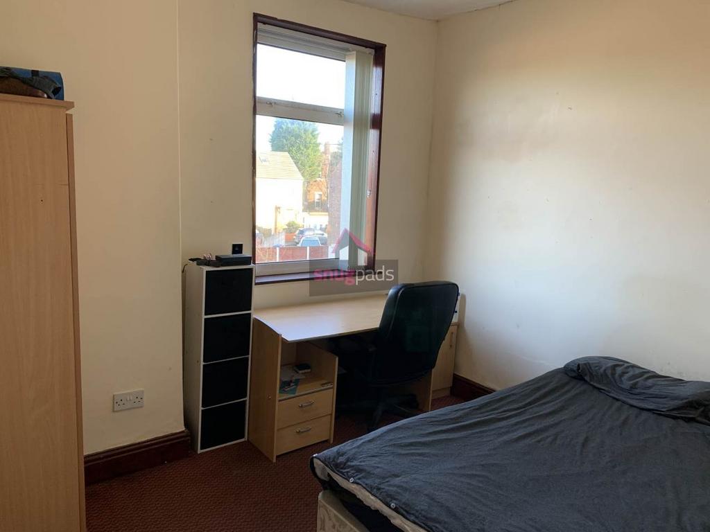 Simple, well-kept single bedroom with a window ...
