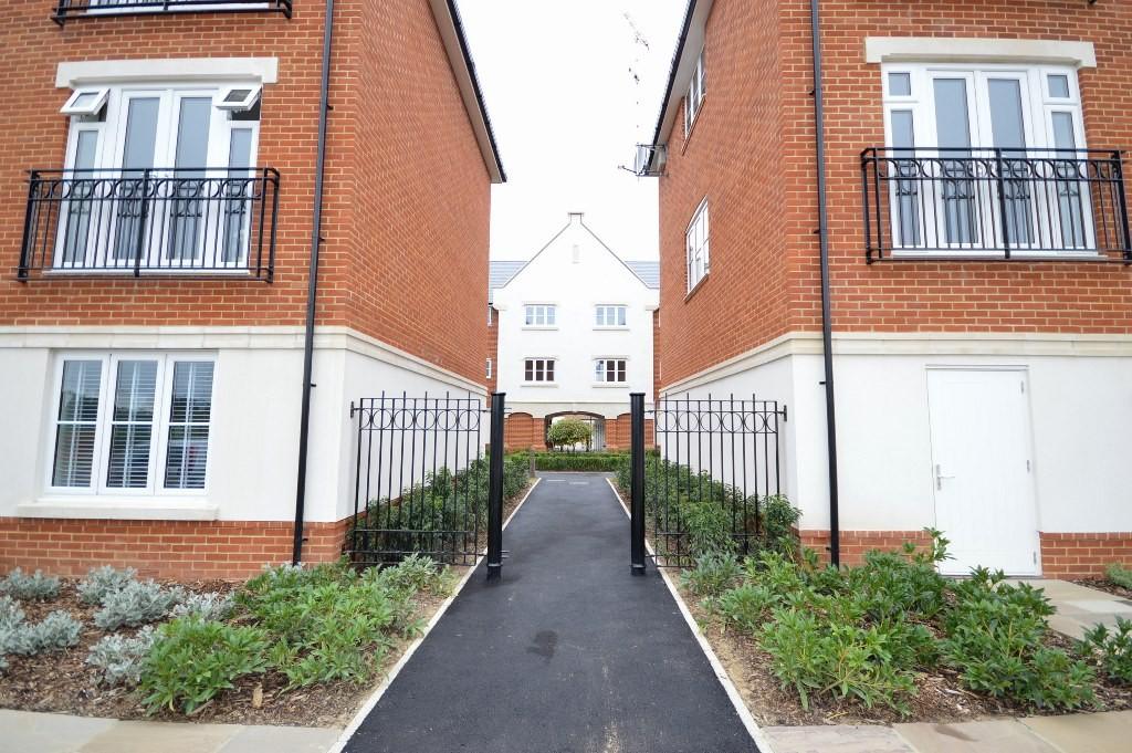 Highwood House, Longhurst Avenue, Horsham, RH12 2 bed flat to rent £