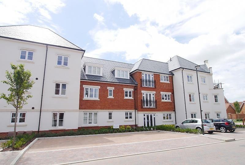 Highwood House, Longhurst Avenue, Horsham, RH12 2 bed flat £1,150 pcm
