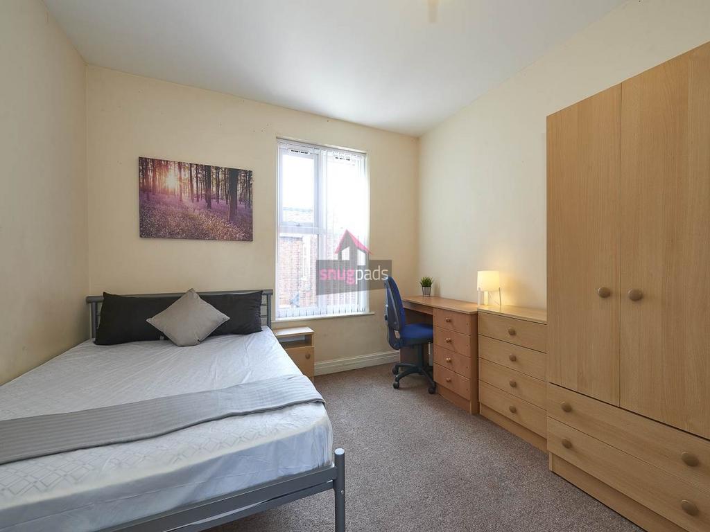 Bright, neatly presented double bedroom with a ...