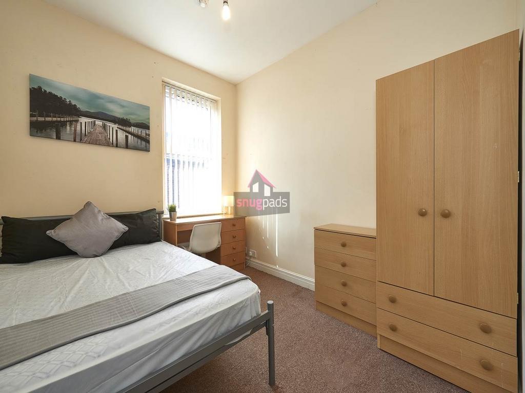 Bright, simply furnished double bedroom with a ...