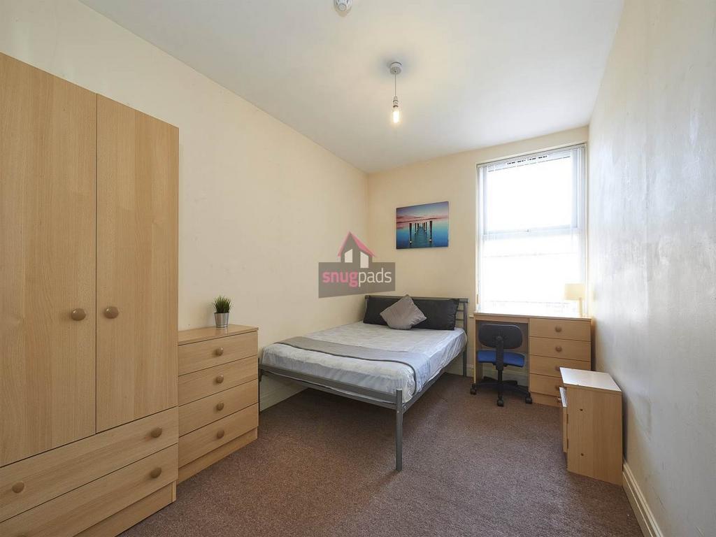 Bright, simply furnished double bedroom with la...