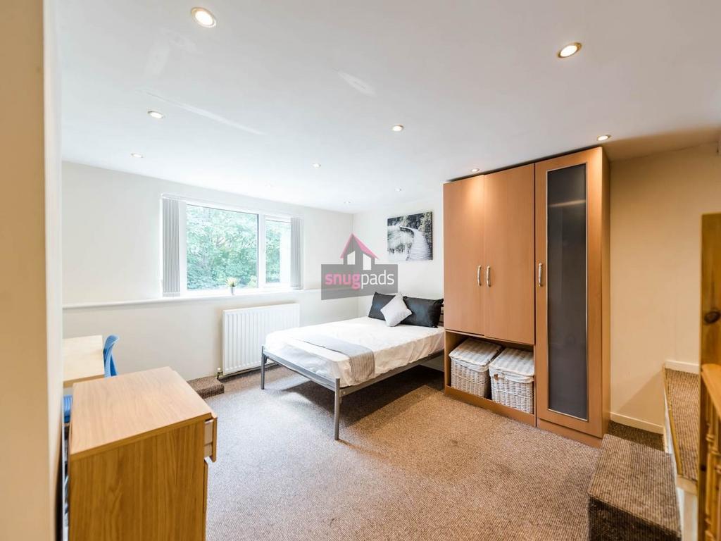 Bright, well-presented double bedroom with a la...