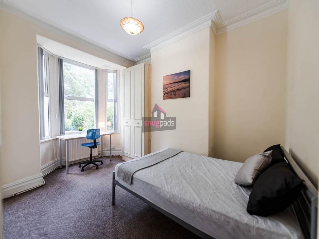 Bright, well-presented double bedroom with a ba...