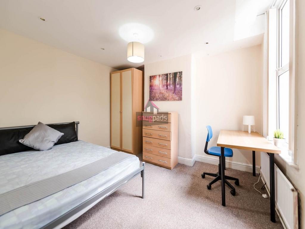 Bright, neatly presented double bedroom with a ...