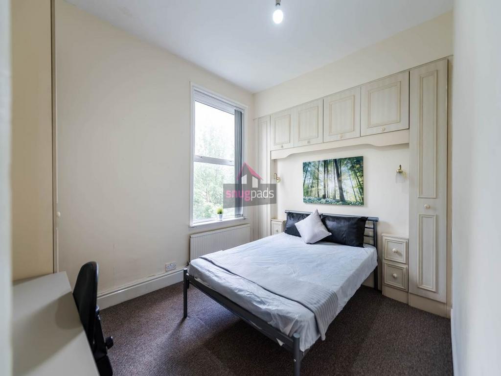 Bright, neatly presented bedroom with built-in ...
