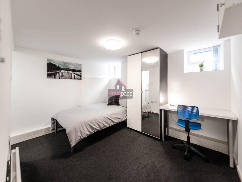 Bright, well-presented double bedroom with a do...