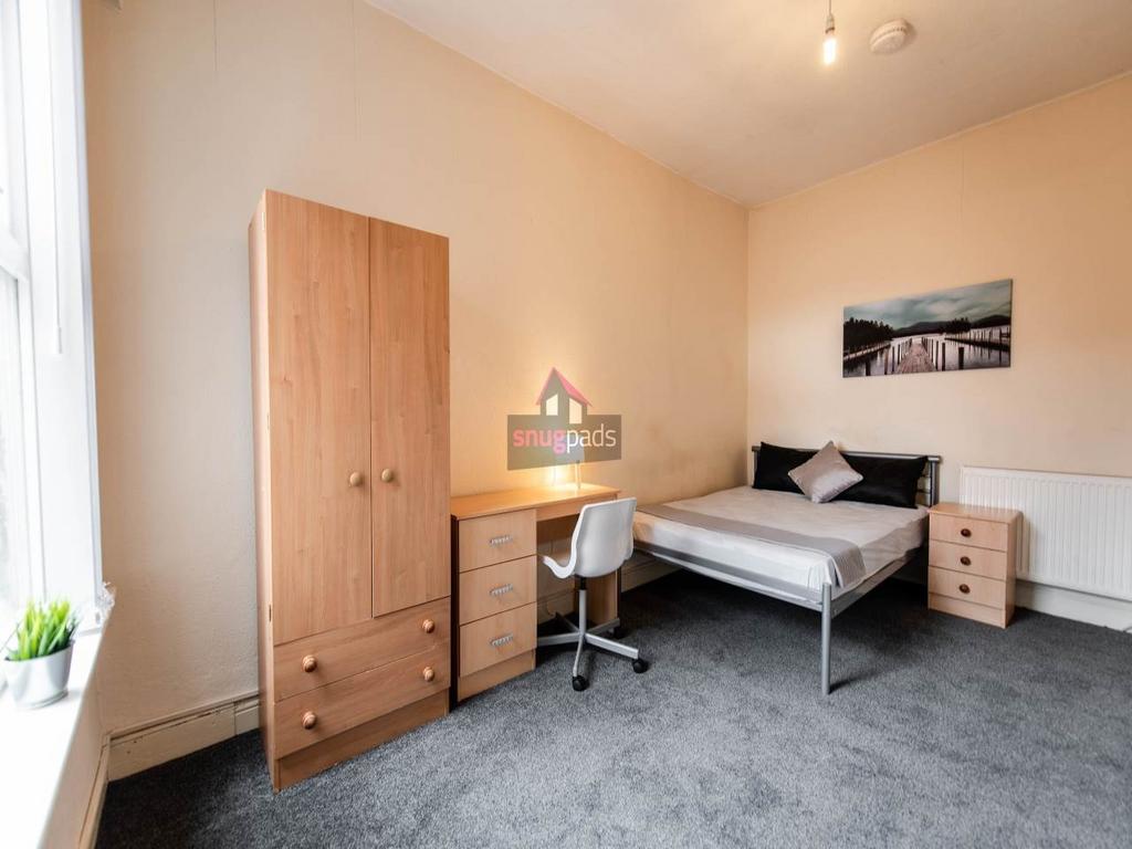 Bright, neatly presented double bedroom with a ...