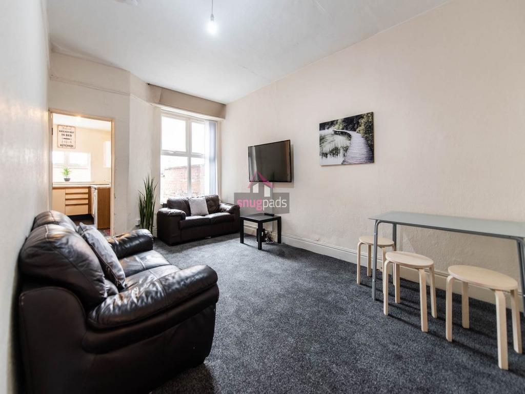 Bright, well-presented living room with comfort...