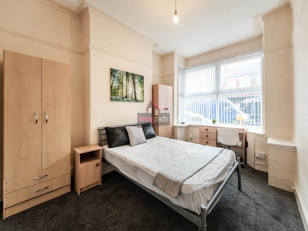 Bright, well-presented double bedroom with a la...