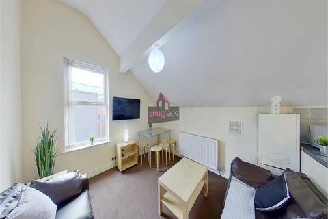 3 bedroom flat to rent, Carlton Road, Salford M6