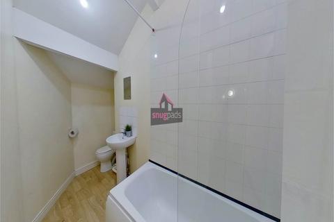 3 bedroom flat to rent, Carlton Road, Salford M6