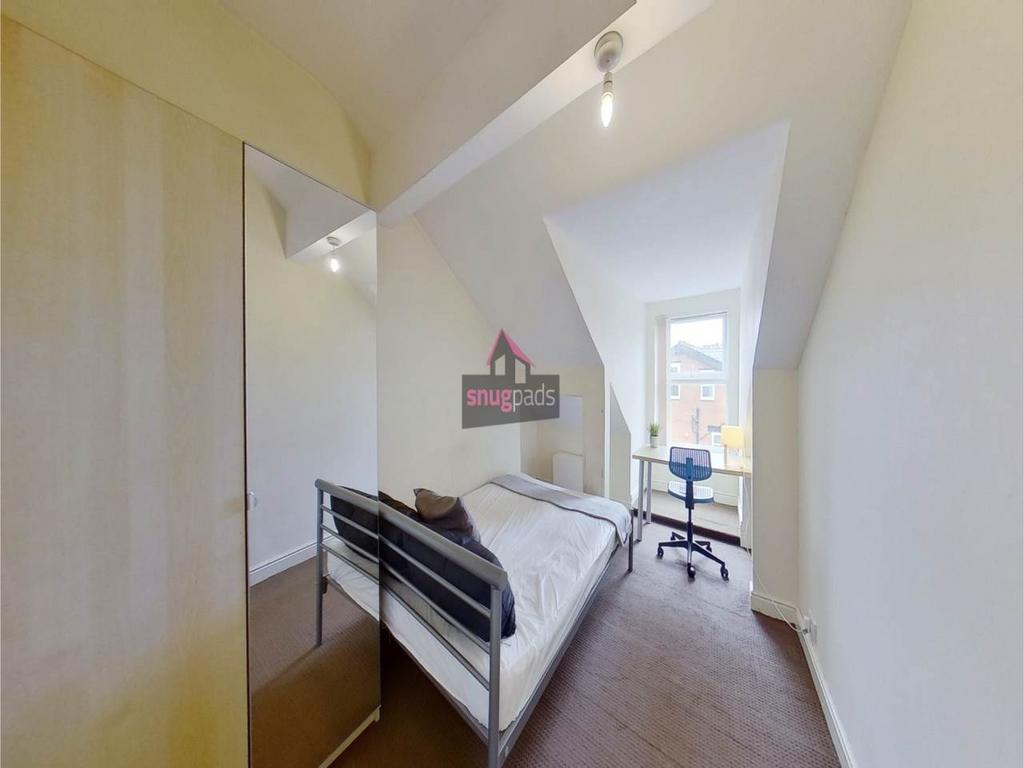 Bright double bedroom with a double bed, built-...