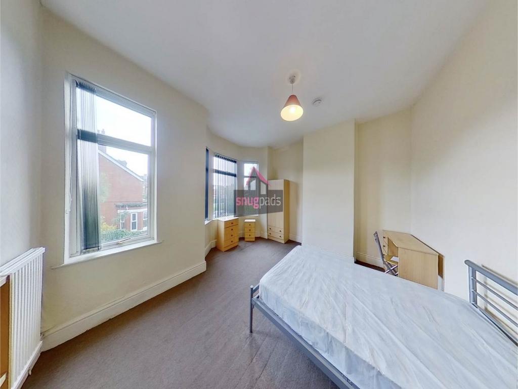Bright, well-presented double bedroom with larg...