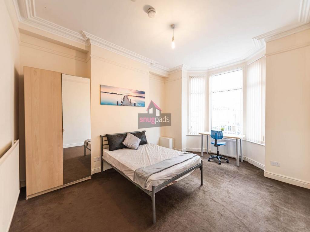 Bright, well-presented double bedroom with a la...