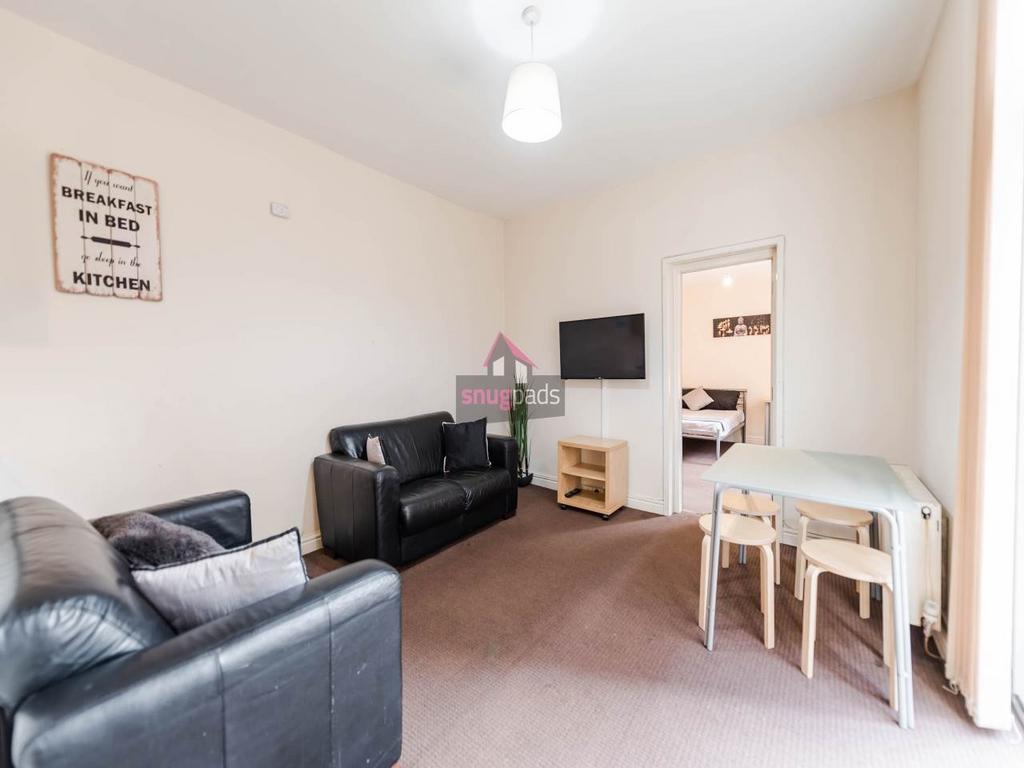 Bright, neutrally decorated living room with co...