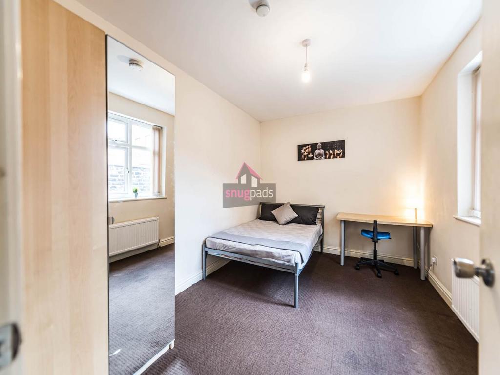 Bright, tidy bedroom with a comfortable double ...
