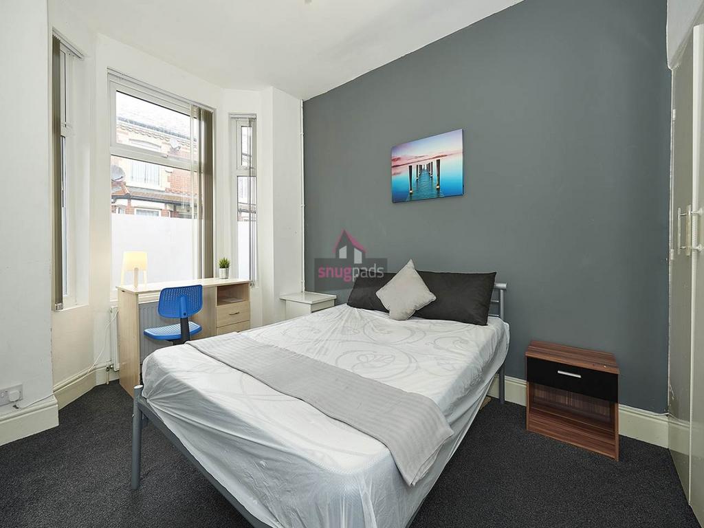 Bright, tidy double bedroom with a modern featu...