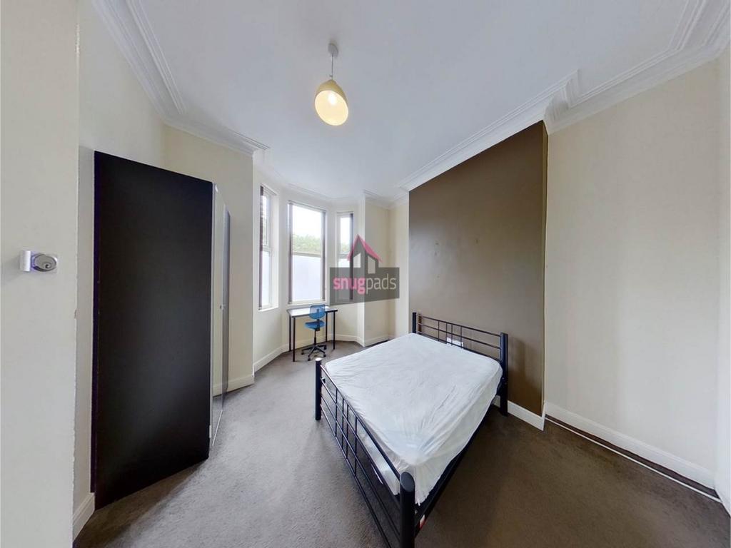 Bright, well-presented double bedroom with a la...