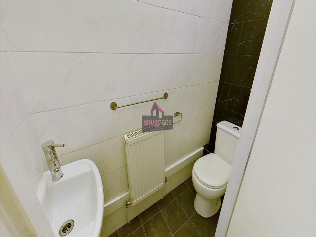 Bright and well-maintained WC with modern fixtu...