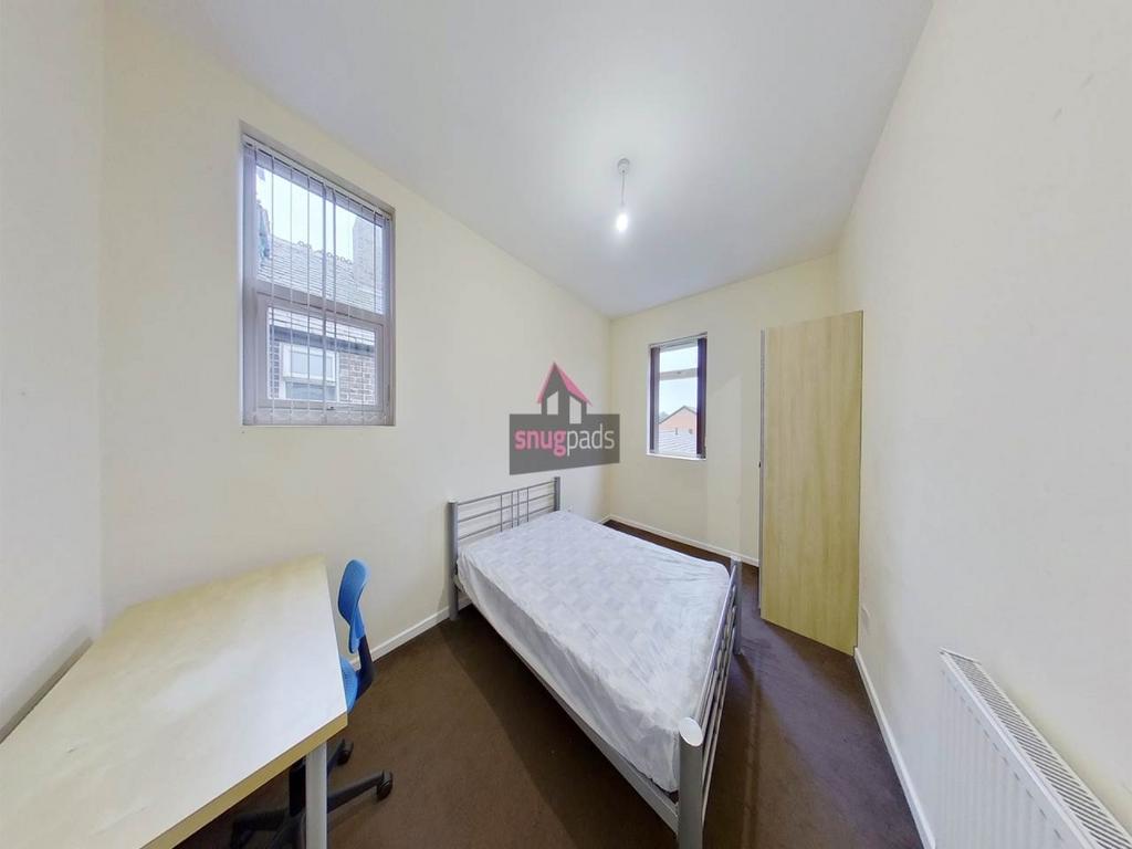 Bright, simply furnished double bedroom with a ...