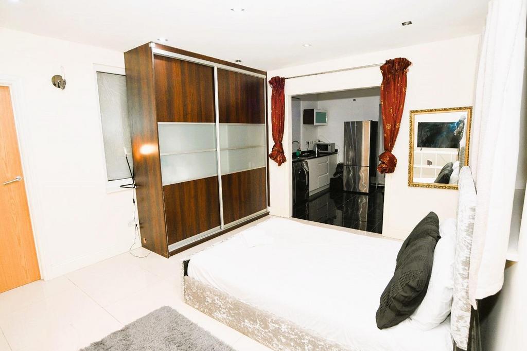 Bedroom . .jpeg