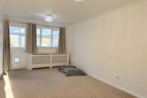 undefined, Salisbury Close, Alton GU34