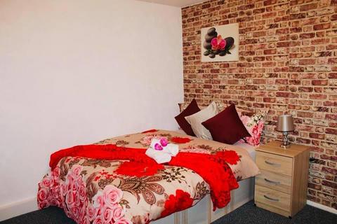 1 bedroom in a house share to rent, Convent Road, Ashford, TW15 2HN