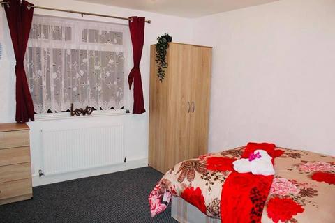 1 bedroom in a house share to rent, Convent Road, Ashford, TW15 2HN
