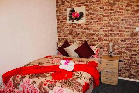1 bedroom in a house share to rent, Convent Road, Ashford, TW15 2HN