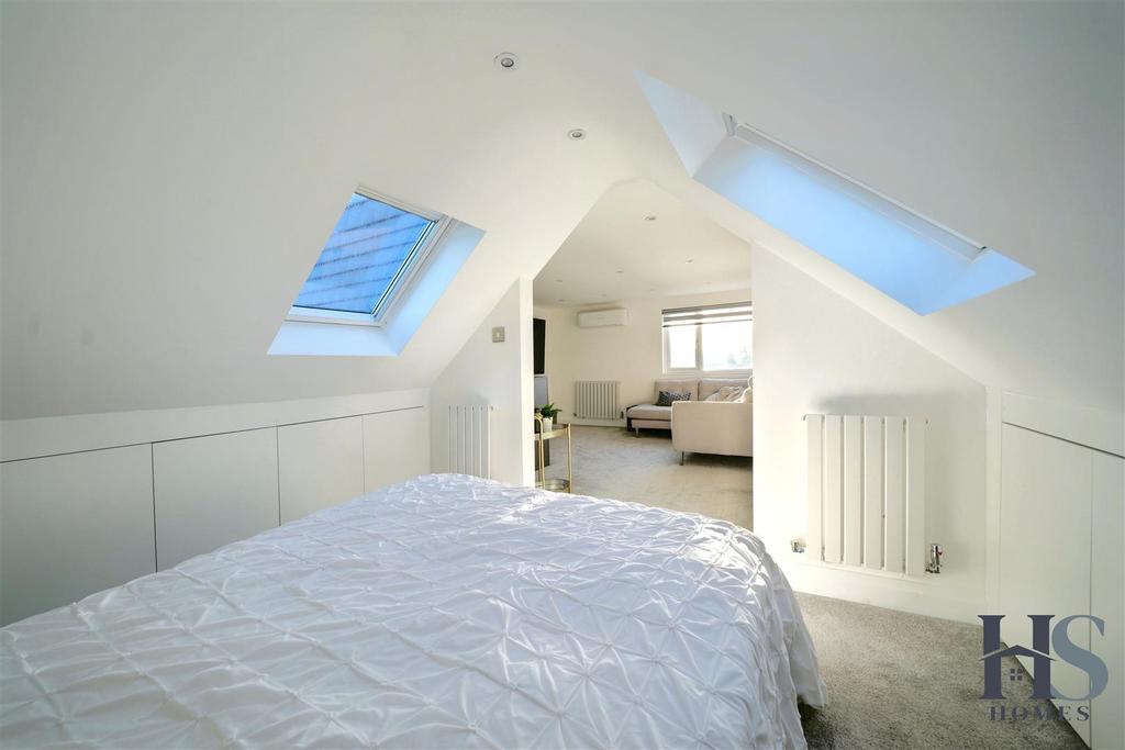 Top floor bed 2.jpg