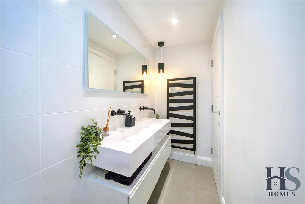 Bathroom 2.jpg