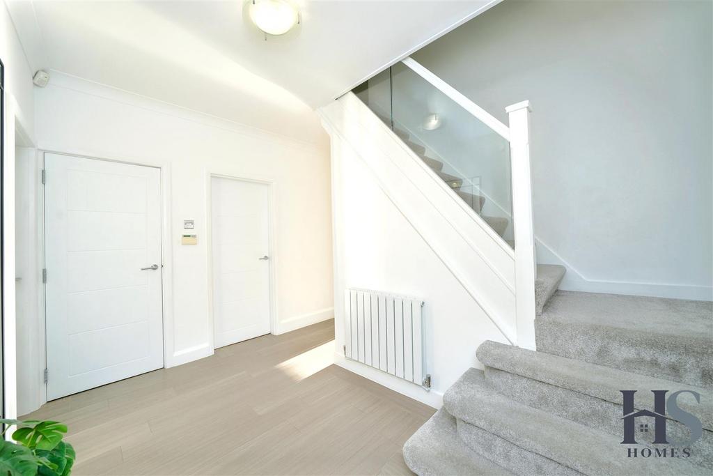 Hallway2.jpg