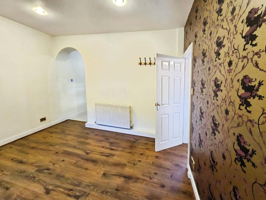3d4dae33-dining 20to 20kitchen 20entrance