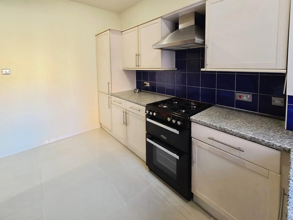 04379487-kitchen