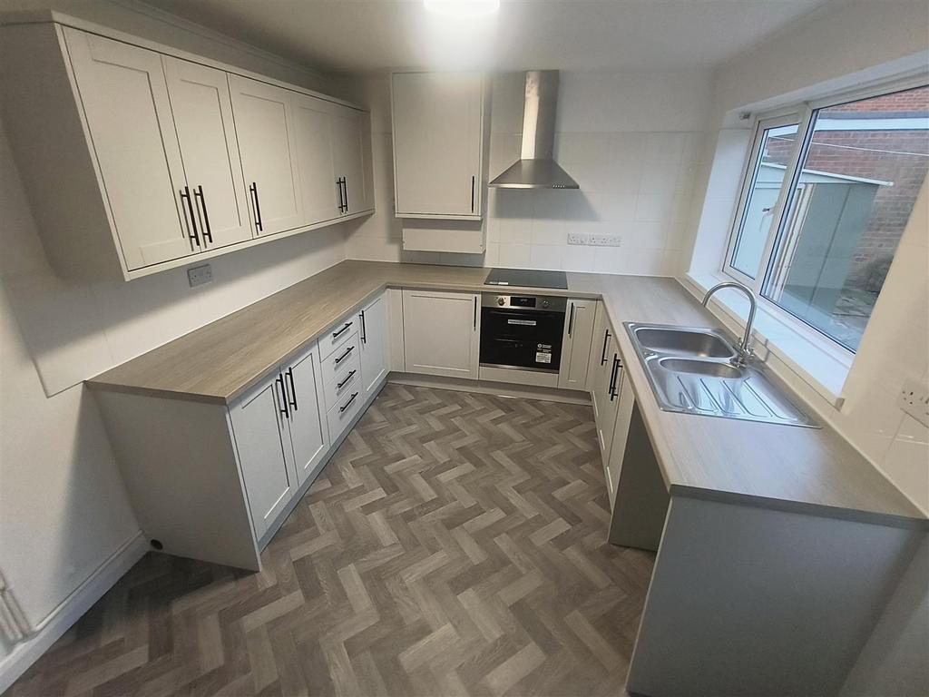 Kitchen 2.jpg