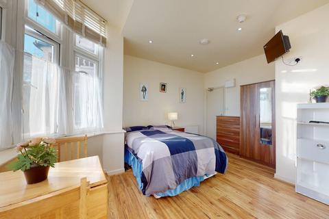 Studio to rent, Chatsworth Road