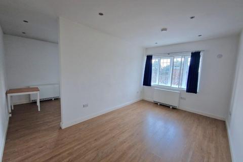 undefined, Bowes Road, London N11