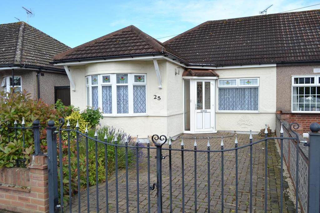 Chelmsford Drive, Upminster, Essex, RM14 3 bed semidetached bungalow