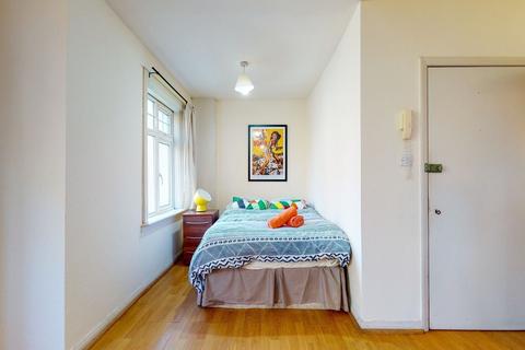 Studio to rent, Park Avenue
