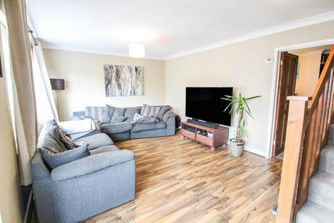 3 bedroom house to rent, Carey Close, Aylesbury