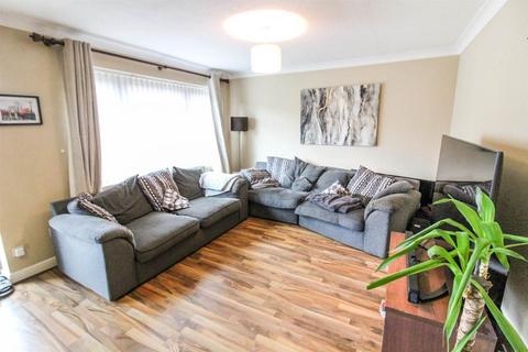 3 bedroom house to rent, Carey Close, Aylesbury