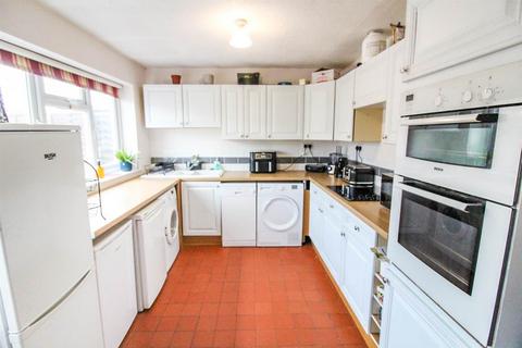 3 bedroom house to rent, Carey Close, Aylesbury