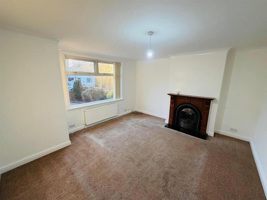 Living Room / Dining Area: