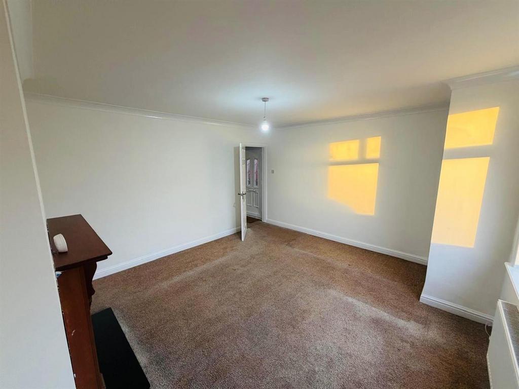 Living Room / Dining Area: