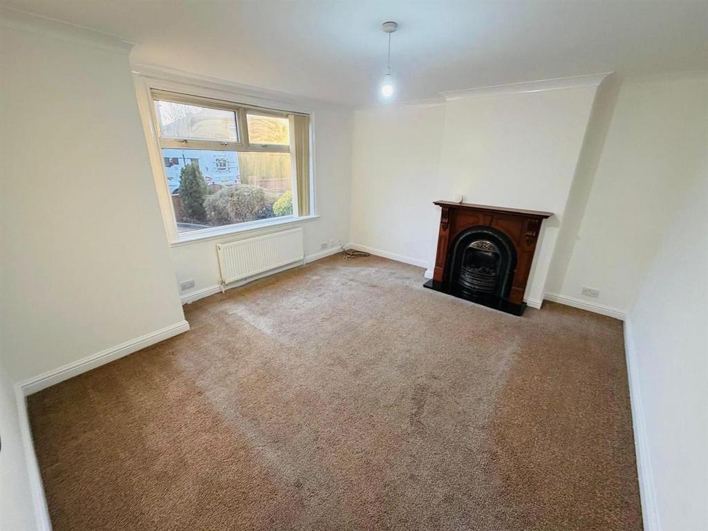 Living Room / Dining Area: