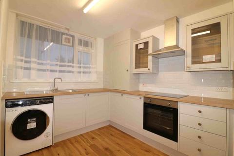 3 bedroom flat to rent, Wells Park Road, London